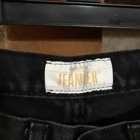 Classic Black High-Waisted Jeans - Picture 5 of 8